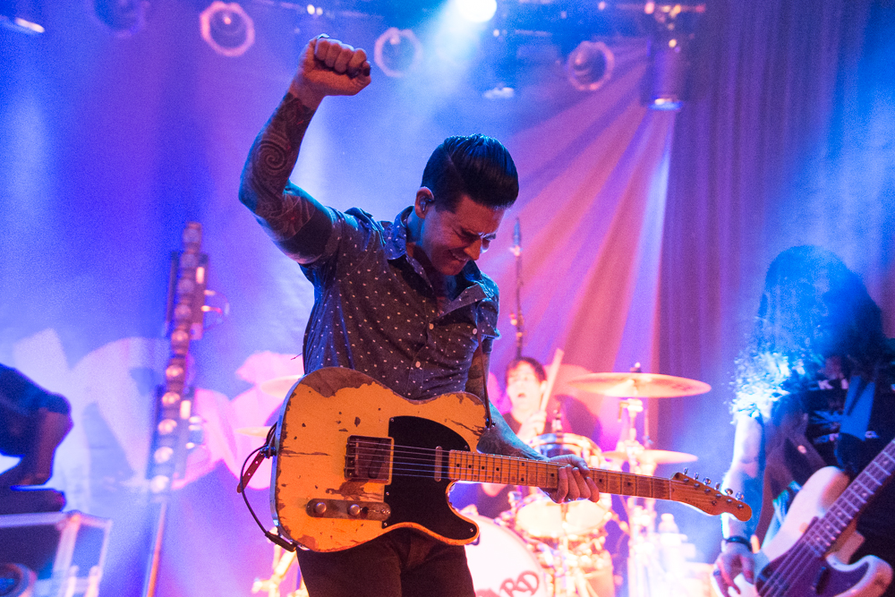 Dashboard Confessional Holds On To Hearts